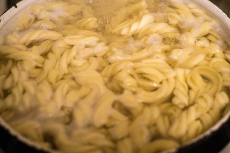 Cottura dei fusilli in acqua bollente salata