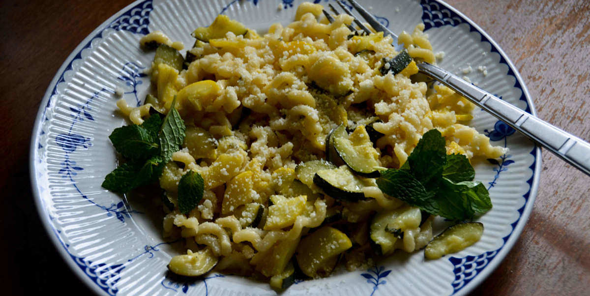 Pasta condita con zucchine, zucca ,menta e pecorino Fusilli col buco con zucchine e zucca