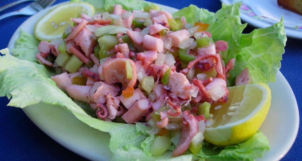 Gustosa insalata estiva di moscardini e sedano Moscardini e sedano in insalata fredda