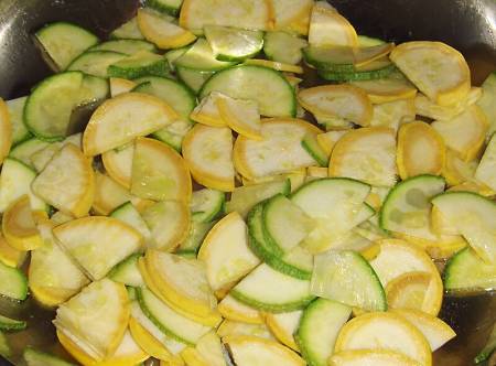 Zucchine e zucche gialle lunghe tagliate a rondelle