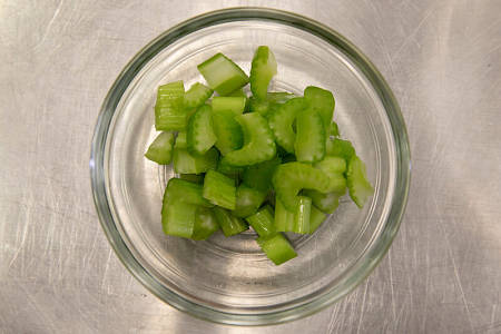 Sedano a rondelle in ciotola di vetro