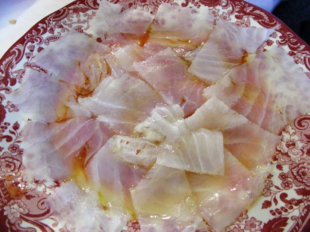 Fettine di baccalà in carpaccio Carpaccio di baccalà condito con olio nel piatto