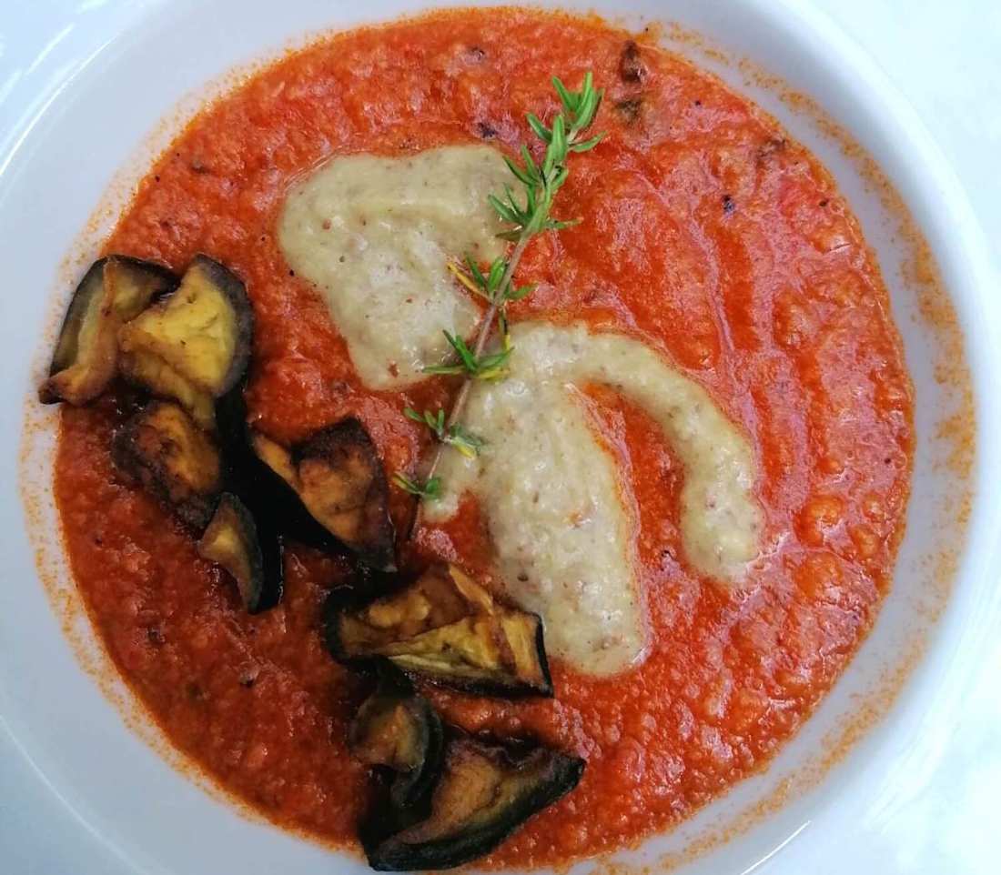 Crema di pomodoro con parmigiano e cipolle caramellate