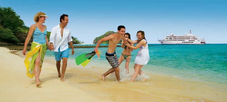 Famiglia in vacanza su spiaggia caraibica