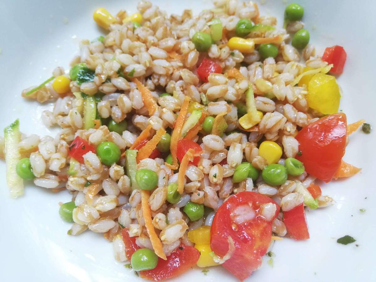 Aspetto dell'insalata di orzo e verdure fresche estiva