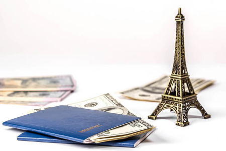 Passaporto con dentro il denaro necessario per un soggiorno a Parigi