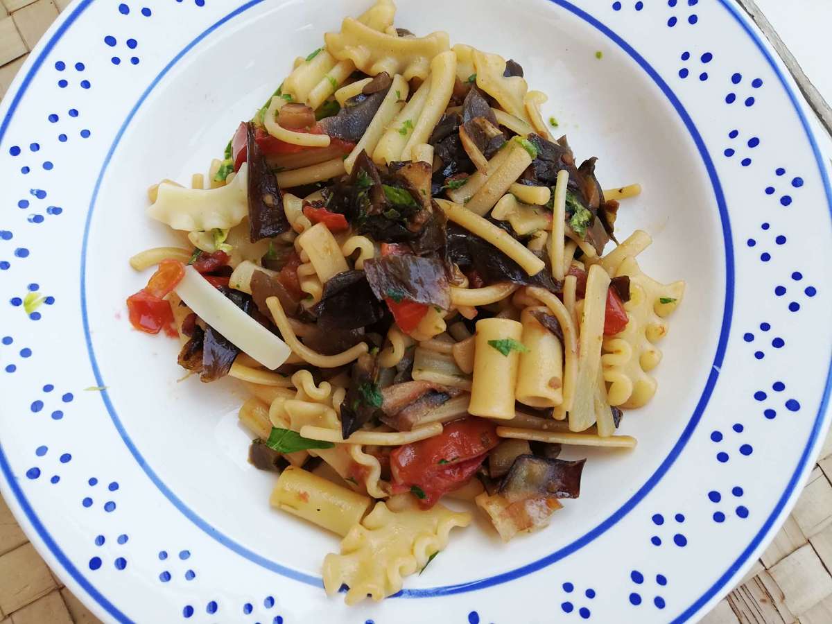 Pasta corta mista condita con bucce di melanzane e pomodorini