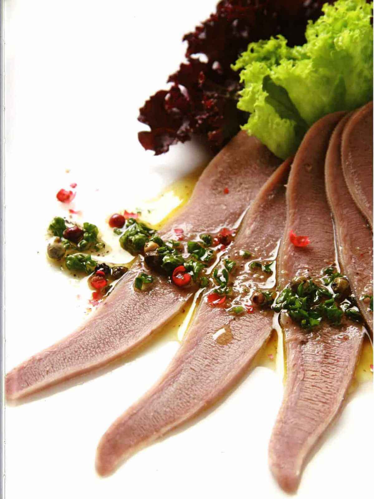 Come presentare in tavola la lingua in insalata con salsa al cerfoglio e prezzemolo