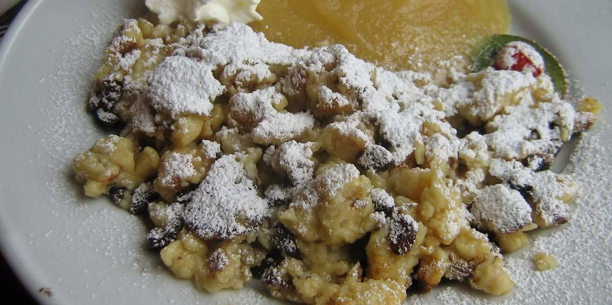 Schwarzbeerschmarrn con composta di mele in accompagnamento