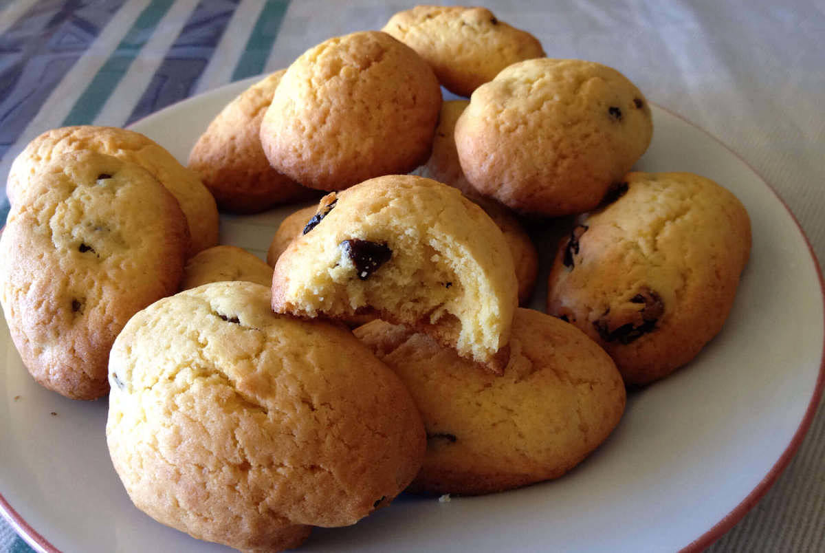 Biscotti zaletti veneti nel piatto