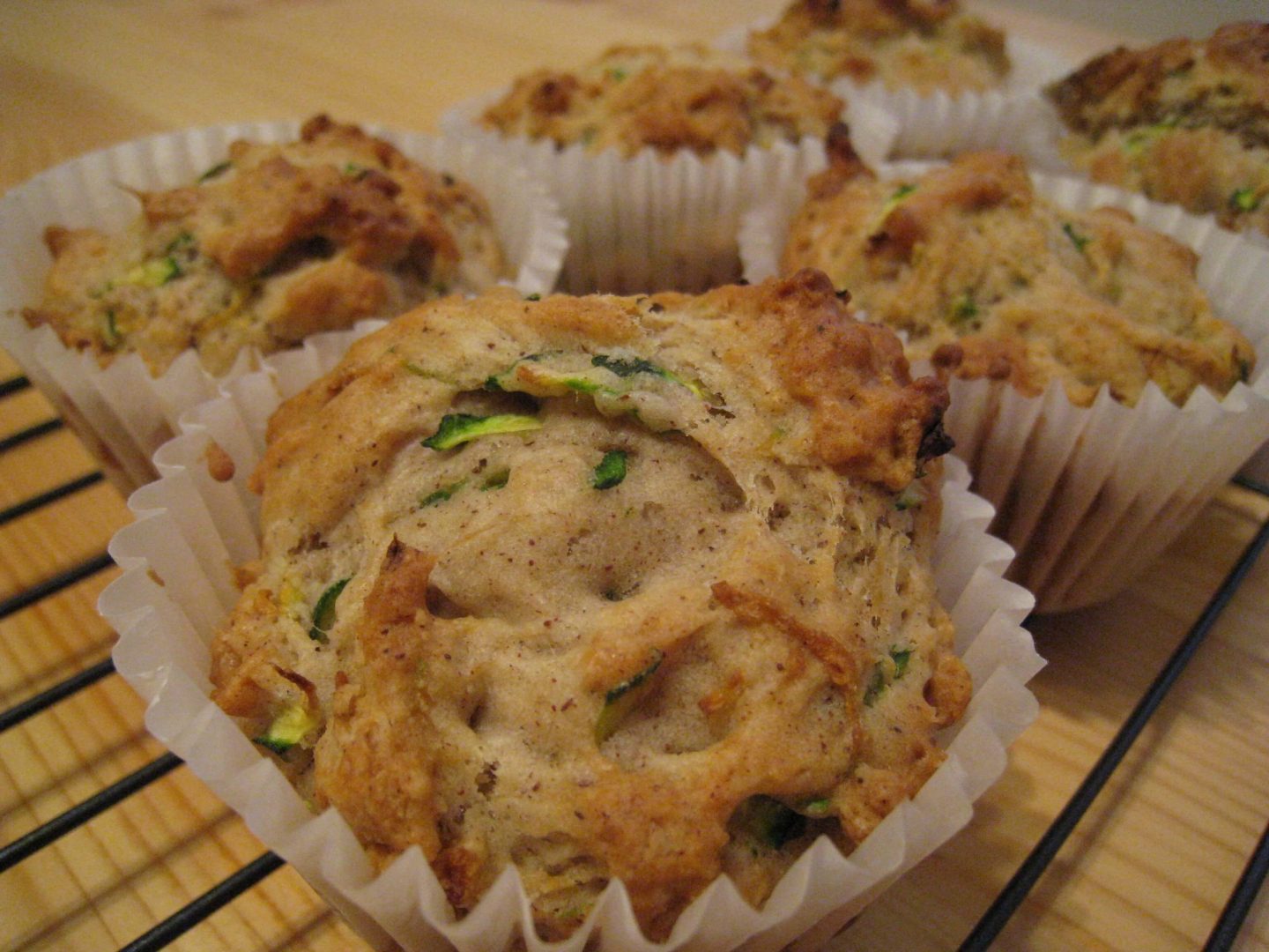 Fragranti muffins di zucchine e scamorza appena usciti dal forno Muffins salati con zucchine e scamorza appena fatti nei pirottini