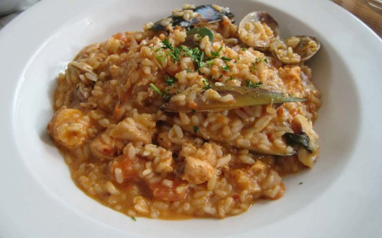 Ricco e cremoso risotto di mare nel piatto