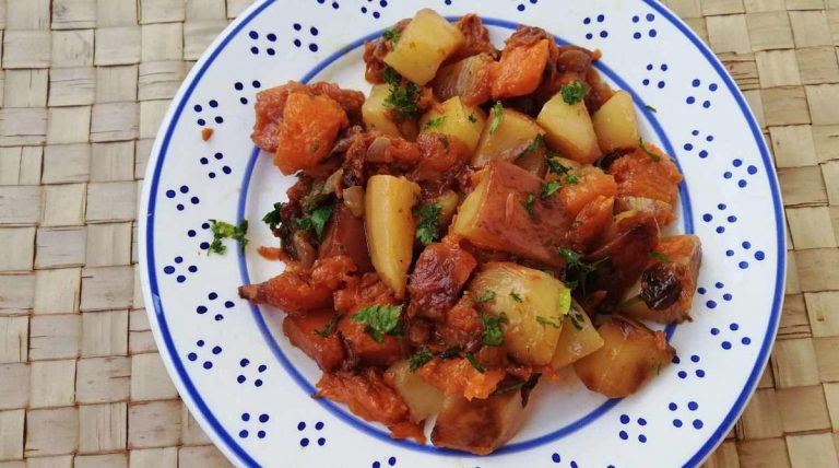 Zucca e patate cotte in padella nel piatto