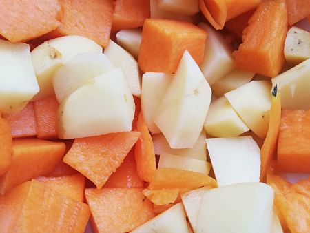 Zucca e patate crude tagliate a tocchetti
