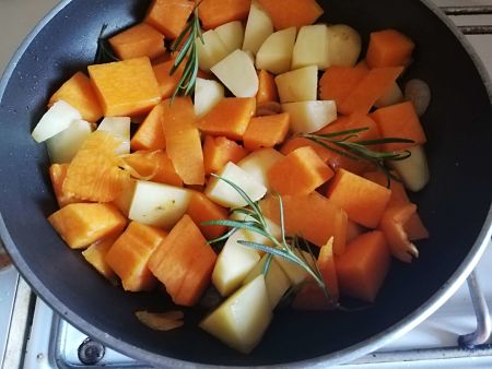 Zucca e patate a tocchetti pronte per essere cucinate nella padella