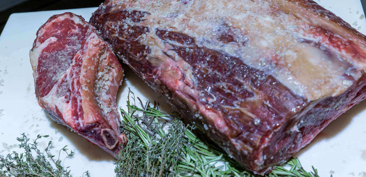 Carne ancora congelata da cuocere con erbe aromatiche