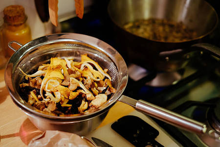 Finferli sfilettati nel colino