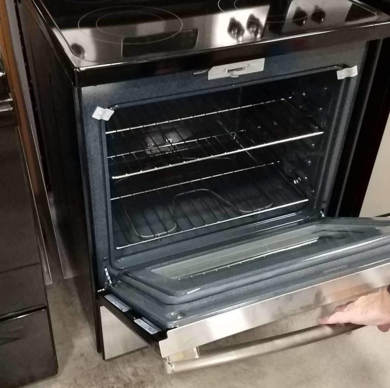 Abitacolo del forno perfettamente pulito