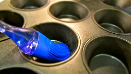 Come oliare gli stampini da forno con pennello da cucina