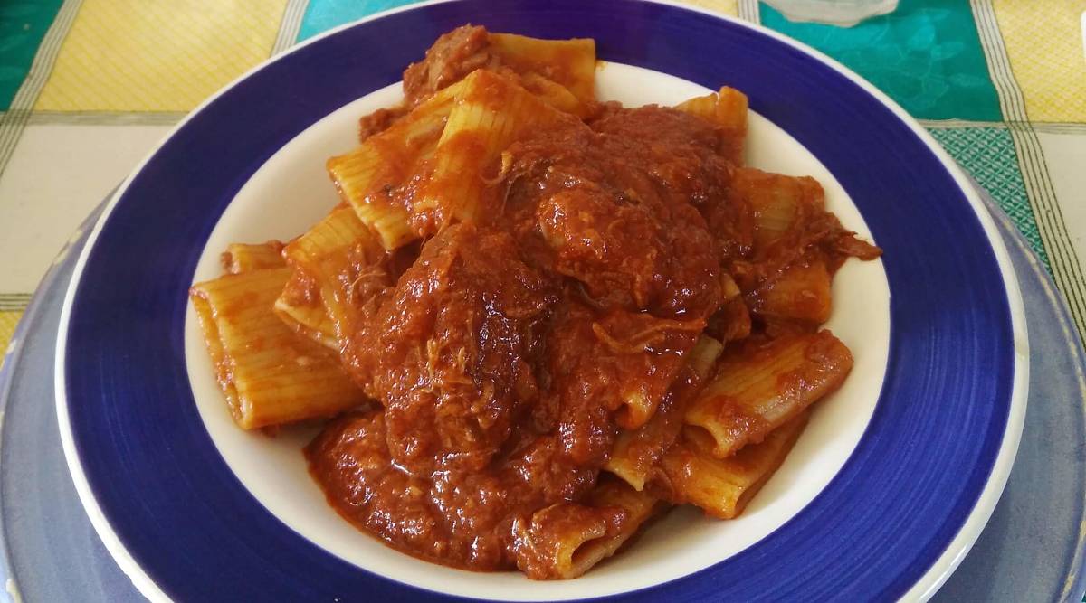 Paccheri conditi con ragù napoletano
