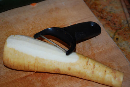 Pastinaca con spelucchino su tagliere di legno