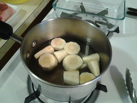 Pezzi di pastinaca in acqua nella pentola