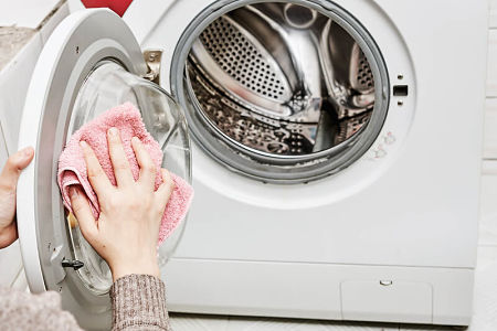 Come pulire l'oblò della lavatrice con panno in microfibra