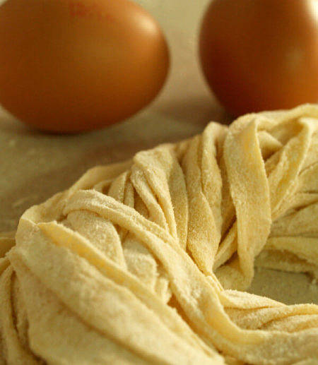 Tagliatelle fresche e uova intere