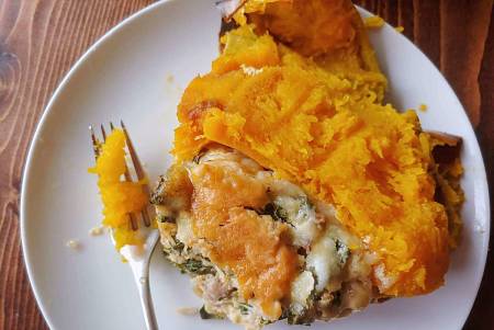 Zucca farcita salata nel piatto