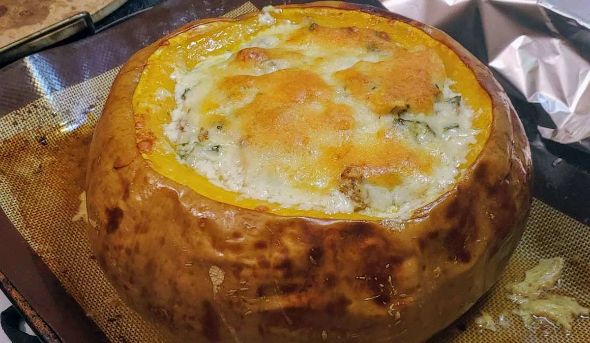 Sontuoso aspetto della zucca ripiena di salsiccia e formaggio
