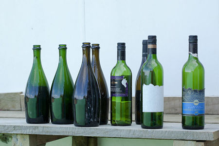 Bottiglie di vetro verde vuote su ripiano