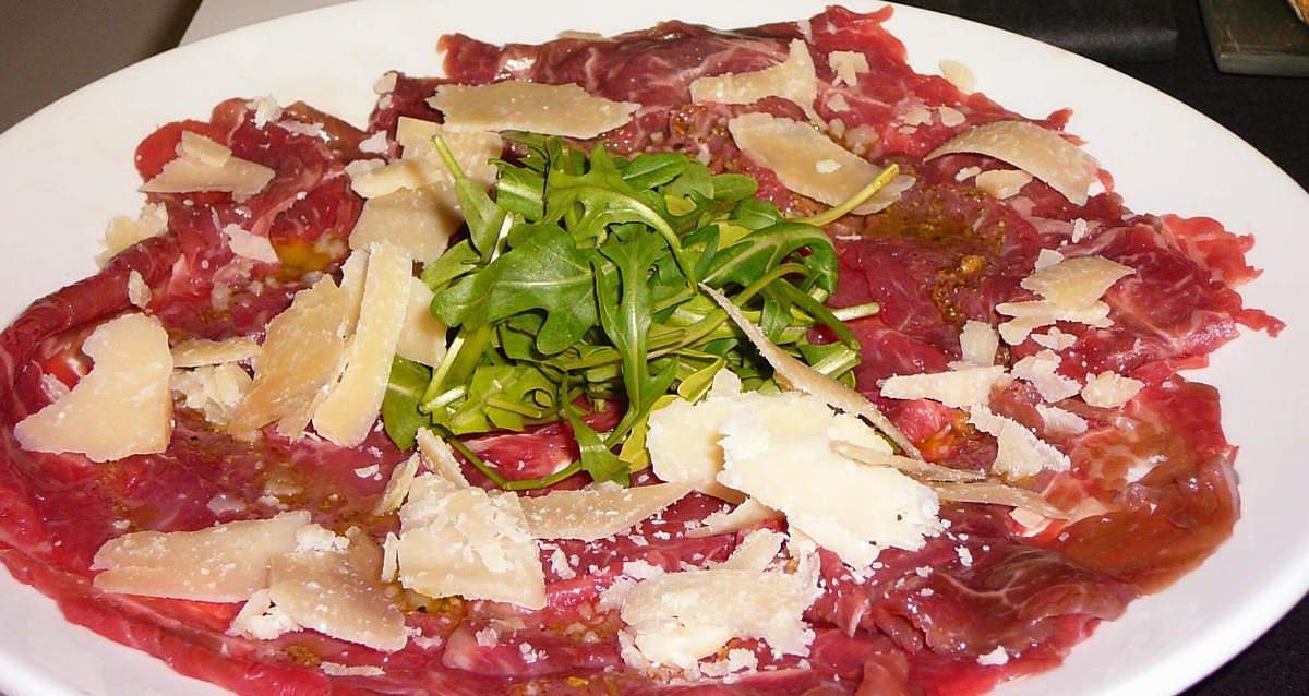 Carpaccio all'albese con scaglie di grana e rucola