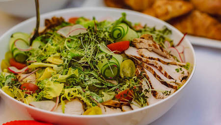 Insalata di pollo e verdure miste