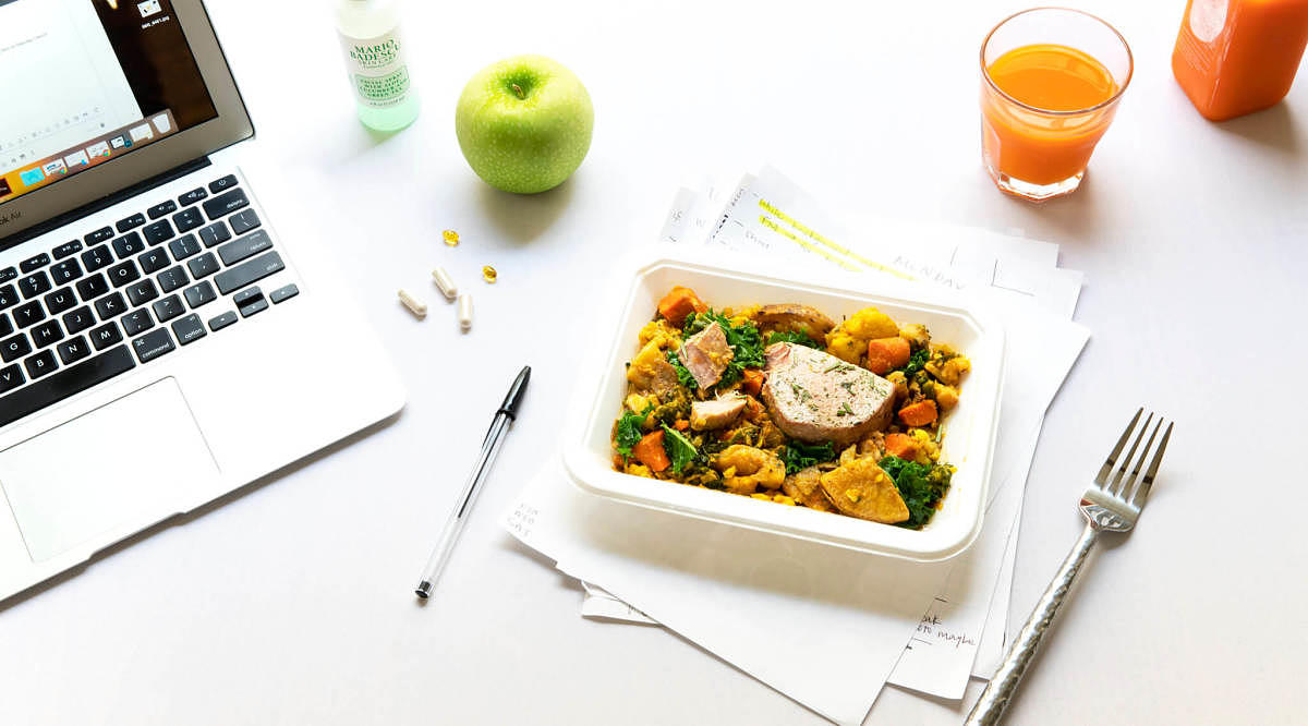 Pasto di pausa pranzo equilibrato da consumare in ufficio
