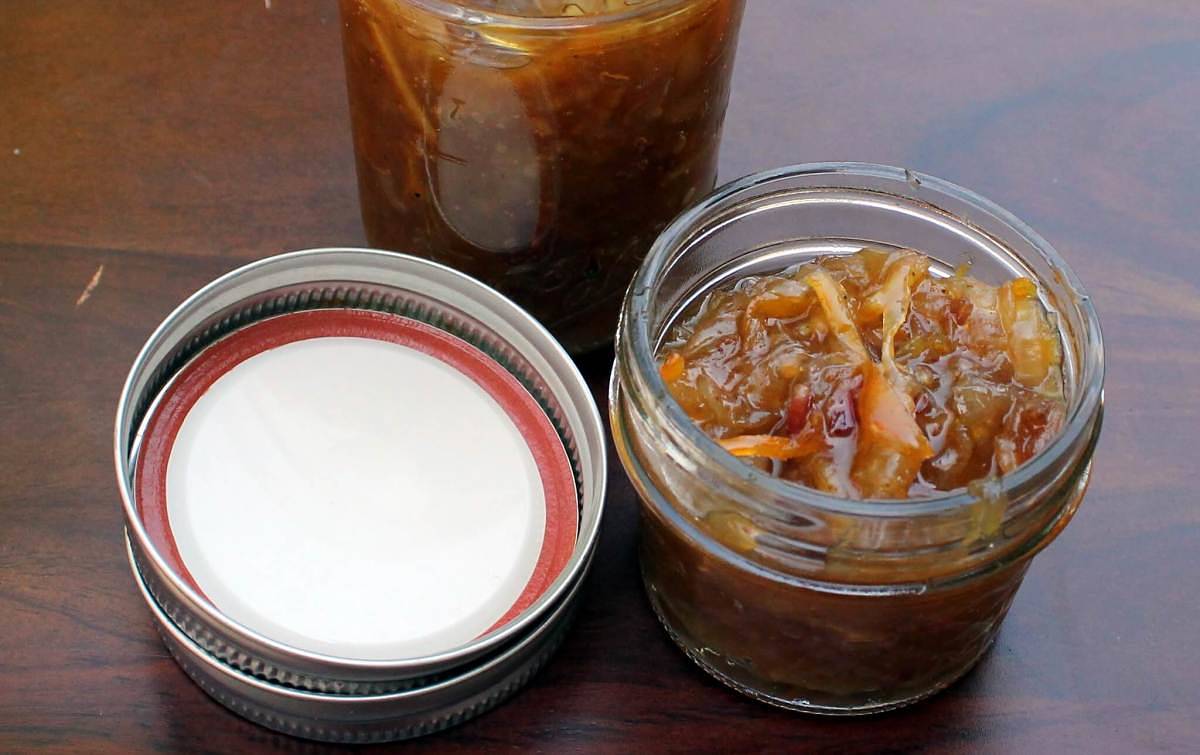 Marmellata di cipolle e arance in vasetto di vetro aperto