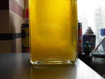 Acidi grassi insaturi depositati sul fondo dell'olio conservato a freddo