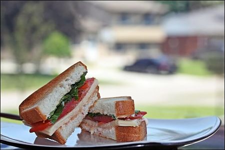 Panino imbottito salutarediviso a metà