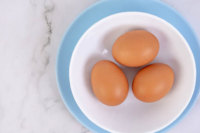 Uova fresche dal guscio integro e pulito