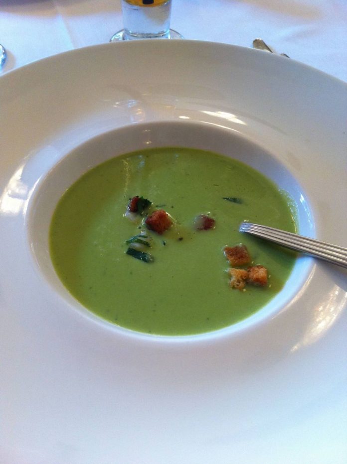 Vellutata di piselli light nel piatto