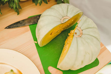 Zucca tagliata in due e ancora da pulire