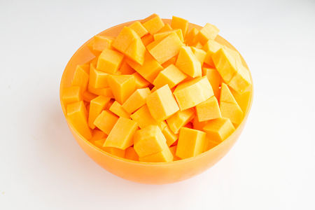 Ciotola contenente zucca pulita e fatta a dadini