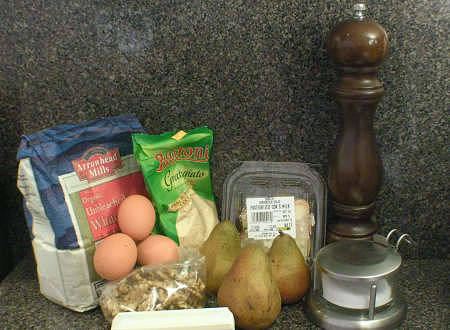 Tutti gli ingredienti necessari per fare la torta salata di gorgonzola, pere e noci