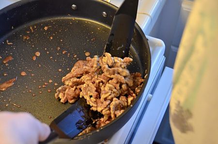 Come prelevare con 2 sparole le noci caramellate dalla padella