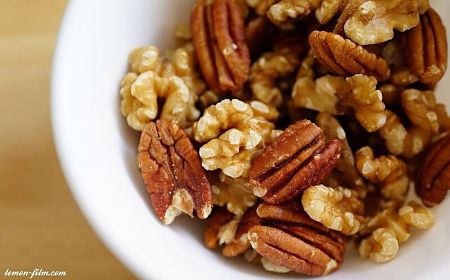 Gherigli di noci normai e di noci pecan nella ciotola