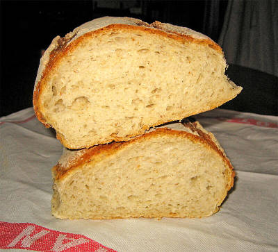 Pane toscano diviso a metà
