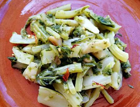 Pasta condita con scarti di cavolfiore, alici e peperoncino