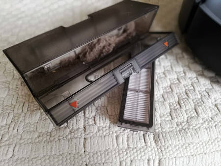 Scomparto della polvere e flitro del Dreame L10 Pro smontati per pulirli 