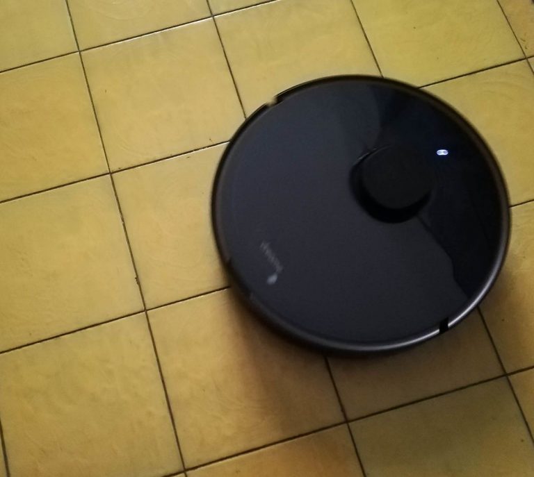 Robot Dreame L10 Pro in funzione su pavimento di ceramica