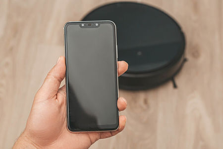 Robot per pavimenti gestibile da cellulare