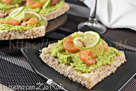 Tartine con gamberetti e crema di avocado